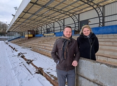 Evelien De Both en Brecht Cassiman in een besneeuwd stadion