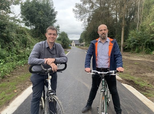 Evert De Smet en Tom Van Cauwenberge op de fietssnelweg Evert De Smet en Tom Van Cauwenberge op de fiets
