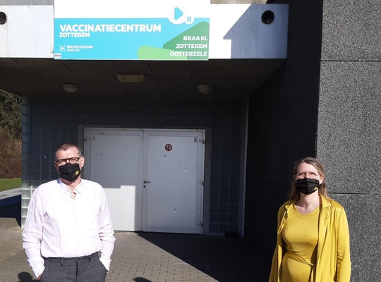 Peter Lagaert en Cynthia Van den Steen bij vaccinatiecentrum